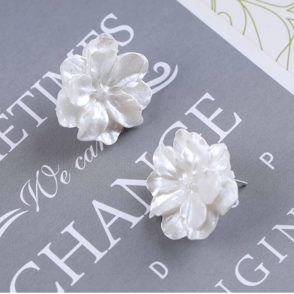 Elegant Silver Floral Earrings - Picture 3 of 6